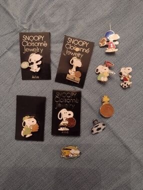 Set Of 10 Enamel Sports Pins Including Snoopy And Woodstock - Multicolor
